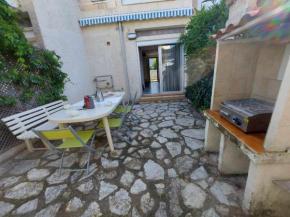 Maison climatisée rénovée 2 pièces, 2 cabines avec terrasses à 500m de la plage, parking inclus - FR-1-423-304